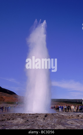 Touristen, die gerade Strokkur Geysir ausbrechen, Süden Islands Stockfoto