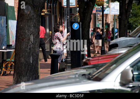 Frau Kauf Parkausweis in Baltimore MD USA. Stockfoto