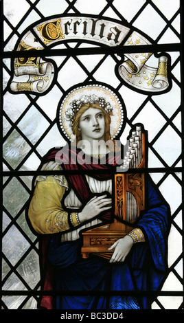 Buntglasfenster von James Powell & Sons 1922, das die heilige Cecilia mit einer tragbaren Orgel zeigt, Kineton Church Warwickshire Stockfoto