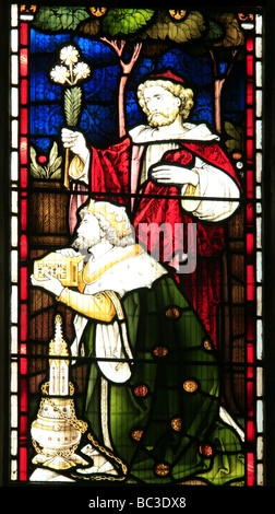 Buntglasfenster mit Darstellung der Anbetung der Könige in der Krippenkirche St. Mary the Virgin, Cropredy, Oxfordshire Stockfoto