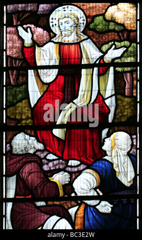 Buntglasfenster mit der Predigt Jesu Christi an der Volkskirche St. Maria der Jungfrau, Cropredy, Oxfordshire Stockfoto