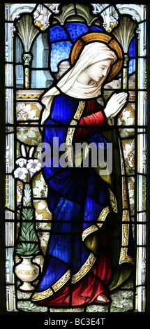 Buntglasfenster mit der Darstellung der Jungfrau Maria bei der Verkündigung Stockfoto