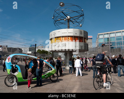 Historische DDR-Zeit Weltzeituhr am Alexanderplatz in Mitte Berlin Stockfoto