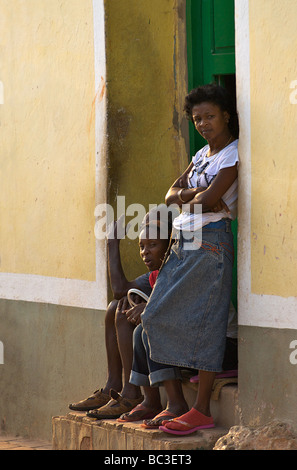 Kubanische Frauen in der Tür zu ihrem Haus, Trinidad, Kuba Stockfoto