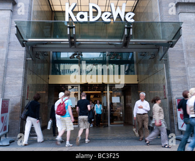 Eingang zum berühmten KaDeWe-Kaufhaus in der Tauentzien-Straße in Berlin Stockfoto