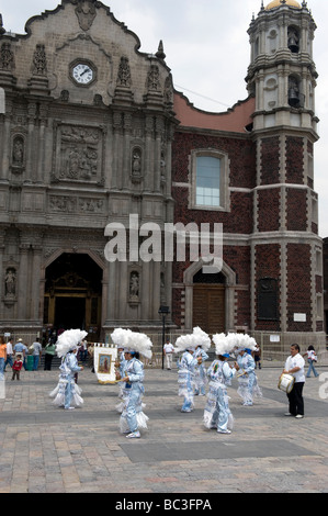 Gebürtige Mexikaner führen einen traditionellen Tanz in Kostüm in die Basilika von Guadalupe in Mexiko-Stadt Stockfoto