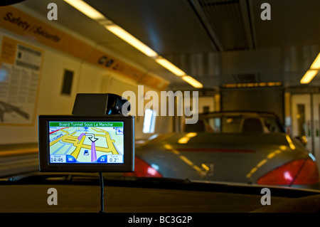 LA MANCHE Boarding 'The Shuttle' Cross Channel Eurotunnel Zug mit GPS-Satellitennavigationsbildschirm, der die Position des Autos in der Kutsche anzeigt Stockfoto