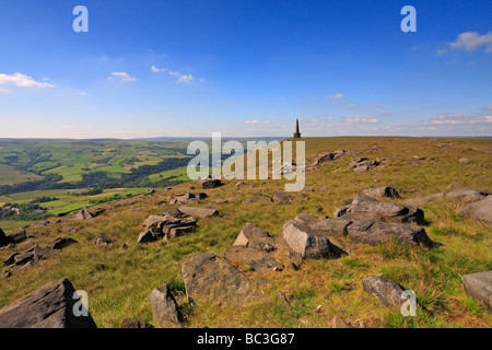 Stoodley Hecht Monument aus der Pennine Way auf Mankinholes Langfield gemeinsamen, in der Nähe von Todmorden, West Yorkshire, England, UK. Stockfoto