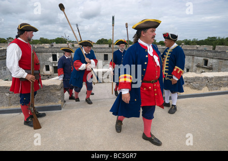 Akteure gekleidet im 17. Jahrhundert spanische Kolonialarmee Uniform, Castillo de San Marcos, St. Augustine, Florida Stockfoto