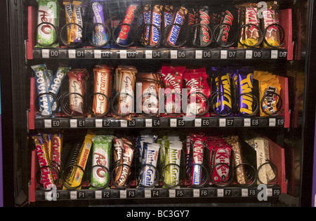 Nahaufnahme von Süßwaren Schokoriegel aufgereihten nebeneinander in einem vor kurzem Jungstöre Automaten Stockfoto