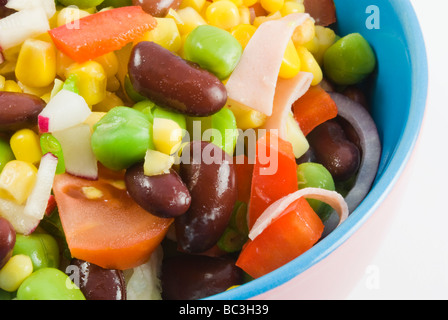 Frischer Schinken und Gemüsesalat isoliert auf weißem Hintergrund Stockfoto