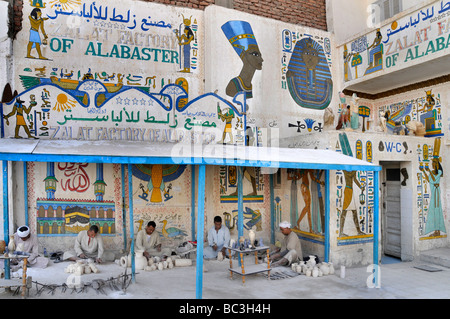 Senmut Alabaster Factory Hajj Haus in Gurna Luxor traditionelle Volkskunst Wandmalereien, arabische Kalligraphie und religiöse Symbole pilgern nach Mekka. Stockfoto