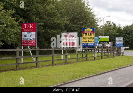 Mehrere "For Sale" und "Lassen Sie" Schilder entlang der Straße in einem Gewerbegebiet-Standort in Zeiten der wirtschaftlichen Rezession Stockfoto