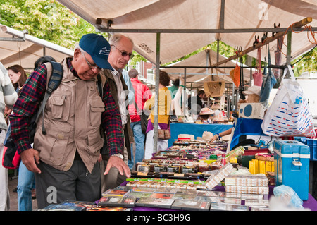 Kunden zu prüfen waren zum Verkauf an einen Stand auf dem Bloemstraat Markt Stockfoto