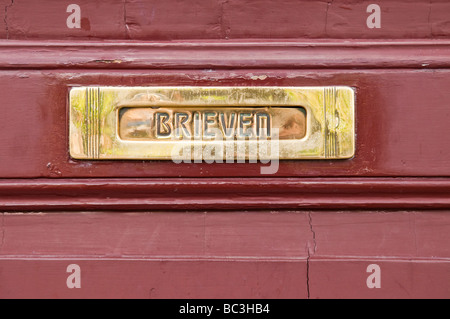 Briefkasten mit „Brieven“ (tr: Buchstaben) an einer Tür in Amsterdam Stockfoto