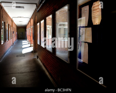 Ein Korridor in einer Schule mit Schilder an der Wand. Stockfoto
