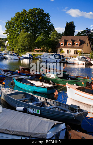 Kleine Boote vor Anker auf dem River Leven, Balloch, West Dumbartonshire, Schottland. Stockfoto