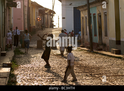 Späten Nachmittag Straßenszene in Trinidad, Kuba. Kinder spielen mit einem Ball auf der Straße Stockfoto