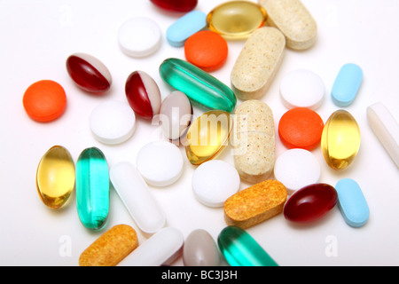 Medikamente und Vitamin Pillen, Tabletten und Kapseln auf weißem Hintergrund Stockfoto