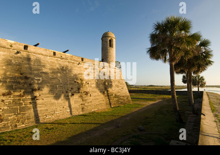 Castillo de San Marcos in der Morgendämmerung mit Blick auf Matanzas Bay, St. Augustine, Florida Stockfoto