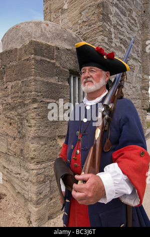 Akteure im 18. Jahrhundert spanische Armeeuniformen tragen Steinschloss-Gewehre wie historische Stadt Gates St. Augustine Florida schützen Stockfoto