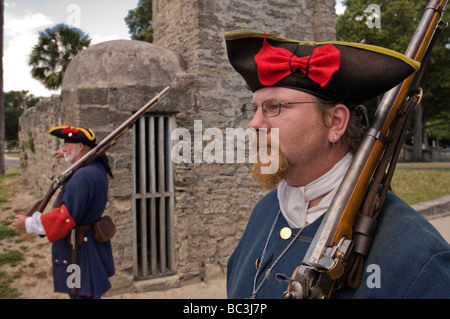 Akteure im 18. Jahrhundert spanische Armeeuniformen tragen Steinschloss-Gewehre wie historische Stadt Gates St. Augustine Florida schützen Stockfoto