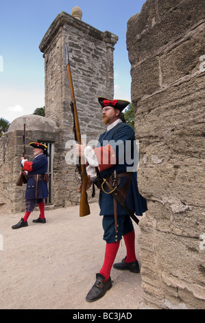 Akteure im 18. Jahrhundert spanische Armeeuniformen tragen Steinschloss-Gewehre wie historische Stadt Gates St. Augustine Florida schützen Stockfoto