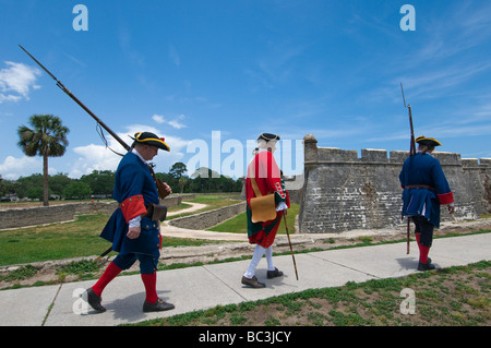 Akteure gekleidet im 17. Jahrhundert kolonialen Spanisch (blau) und Englisch Armee Uniformen, Castillo de San Marcos, St. Augustine, Florida Stockfoto