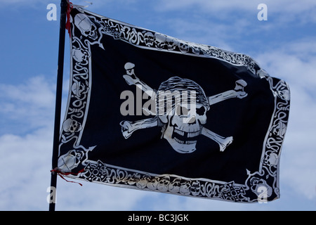 Piratenflagge am Mast, Totenkopf Stockfoto