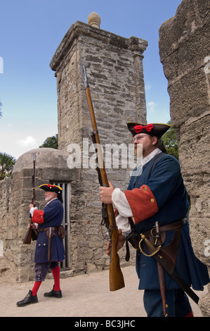 Akteure im 18. Jahrhundert spanische Armeeuniformen tragen Steinschloss-Gewehre wie historische Stadt Gates St. Augustine Florida schützen Stockfoto