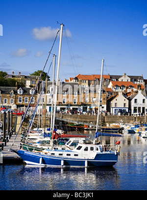 Boote vor Anker in Anstruther Harbour in der East Neuk of Fife, Anstruther, Schottland. Stockfoto