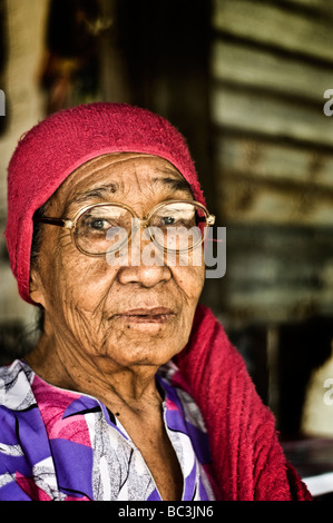 Porträt des alten traditionellen malaiischen Frau bei einem Kampung Pasir Puteh, Kelantan, Malaysia Stockfoto