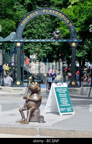 Kaulquappe Spielplatz Froschteich in Boston Common mit Frosch Skulptur, Boston MA USA Stockfoto