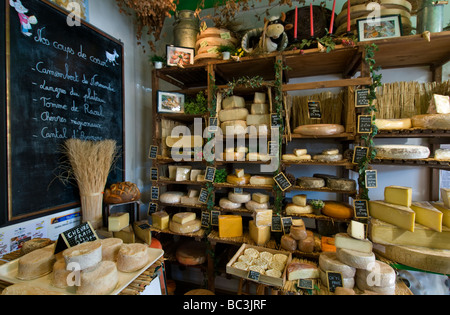 Auswahl an handgemachten Käse auf dem Display in der handwerklichen Fromagerie Cheese Shop "Caseus" Montreuil-Sur-Mer-Frankreich Stockfoto