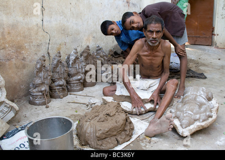 EIN HANDWERKER, SO DASS EIN CLAY GANESHA WÄHREND GANESH CHATURTHI Stockfoto