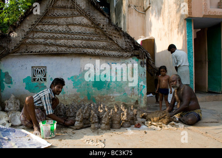 EIN HANDWERKER, SO DASS EIN CLAY GANESHA WÄHREND GANESH CHATURTHI Stockfoto