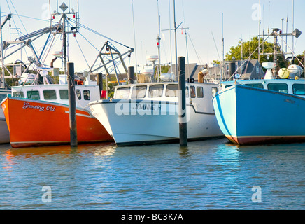 Drei bunte orange weiß-blauen Boote in Chatham Hafen Hafen Cape Cod Massachusetts Sommer Stockfoto