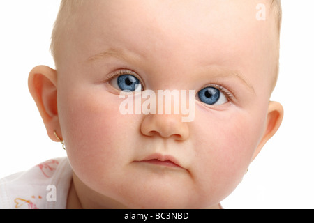 Schöne Baby mit blauen Augen, die isoliert auf weißem Hintergrund Stockfoto