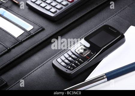 Schwarze Business Aktenkoffer öffnen Breite, Diagonale Komposition Stockfoto