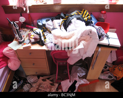 Unordentlichen Schreibtisch im Schlafzimmer der jungen Mädchen Stockfoto