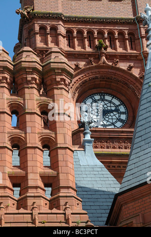 Nahaufnahme Detail der Glockenturm und das Dach der Pierhead Gebäude, einst Büros von Bute Dock Company, Bucht von Cardiff, Wales. Stockfoto