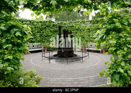 "Sieben Schiefer Türme" Skulptur von Daniel Harvey, in den Royal Botanic Gardens, Kew, Surrey, England. Stockfoto