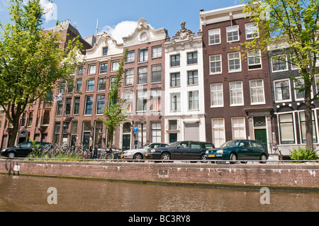 Häuser neben einer Gracht in Amsterdam Stockfoto