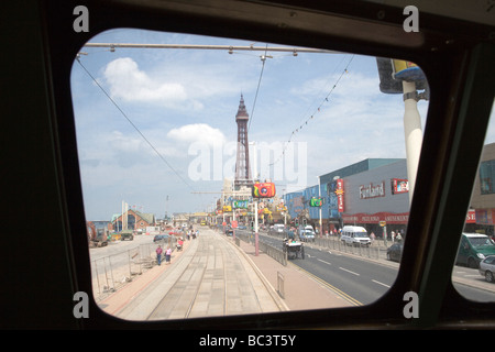 Blackpool Tower und Promenade durch Straßenbahn Fenster angezeigt Stockfoto