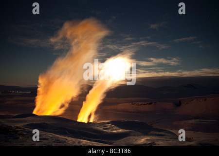 Winter-Sonnenuntergang mit Dampf steigt von Bohrungen bei Nesjavellir Geothermie-Kraftwerk, Island Stockfoto