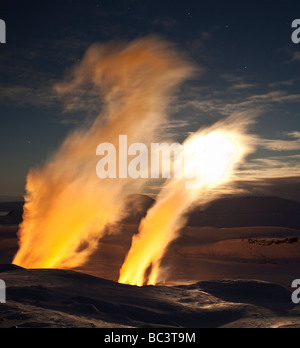 Winter-Sonnenuntergang mit Dampf steigt von Bohrungen bei Nesjavellir Geothermie-Kraftwerk, Island Stockfoto