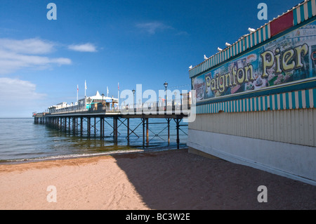 Paignton Pier und Strand Torbay Devon an einem Sommerabend Stockfoto