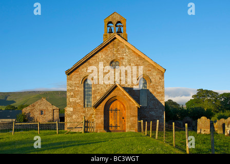 St Lawrence Kirche, Kirkland, North Pennines, Cumbria UK, mit Pennine Hills im Hintergrund Stockfoto