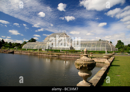 Das Palmenhaus, Palm Haus Parterre und See in The Royal Botanic Gardens, Kew, Surrey, England. Stockfoto