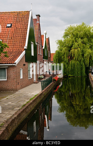 Haus neben einem Kanal in Volendam, Niederlande Stockfoto